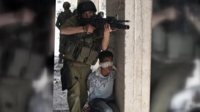“هآرتس” تنقل عن ضابط في جيش الاحتلال: استخدمنا الفلسطينيين في غزة دروعاً بشرية