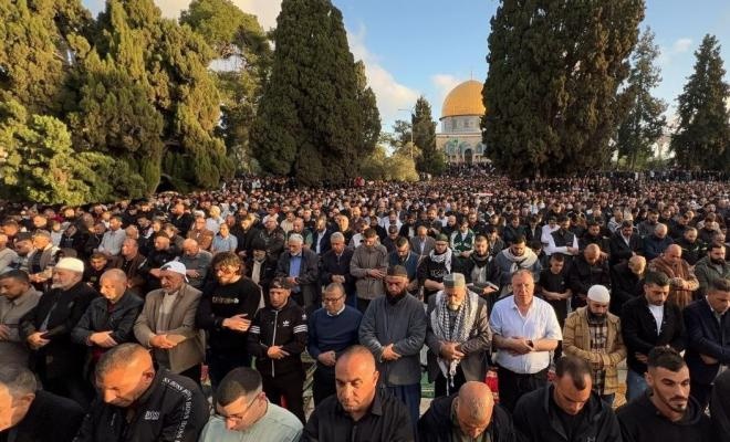 120 ألف مصل يؤدون صلاة العيد في المسجد الأقصى المبارك