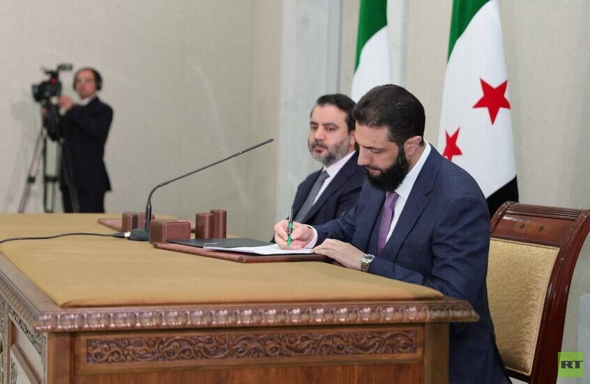 الشرع يوقّع الإعلان الدستوريّ