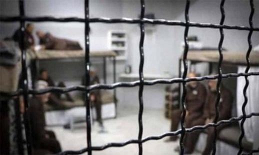 القيود تتسبب في خروج الدم من أيدي الاسرى بسجني نفحة وريمون