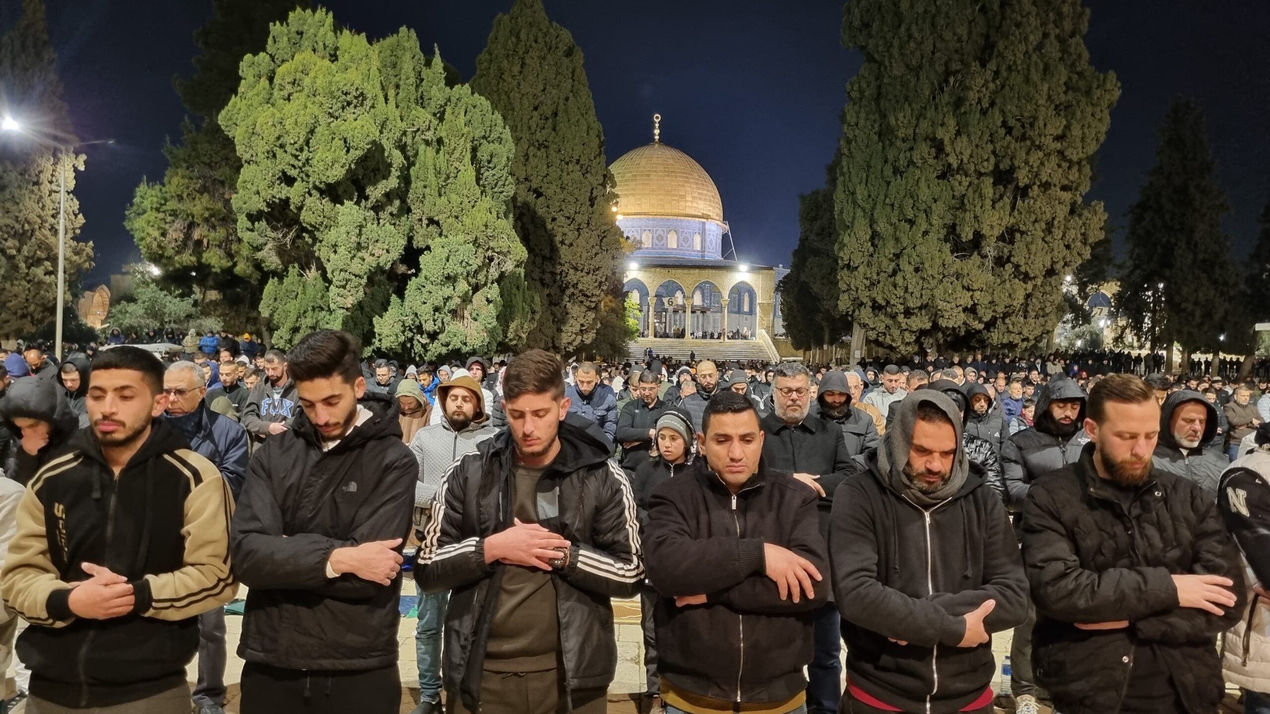 عشرات الآلاف يؤدون صلاتي العشاء والتراويح في المسجد الأقصى