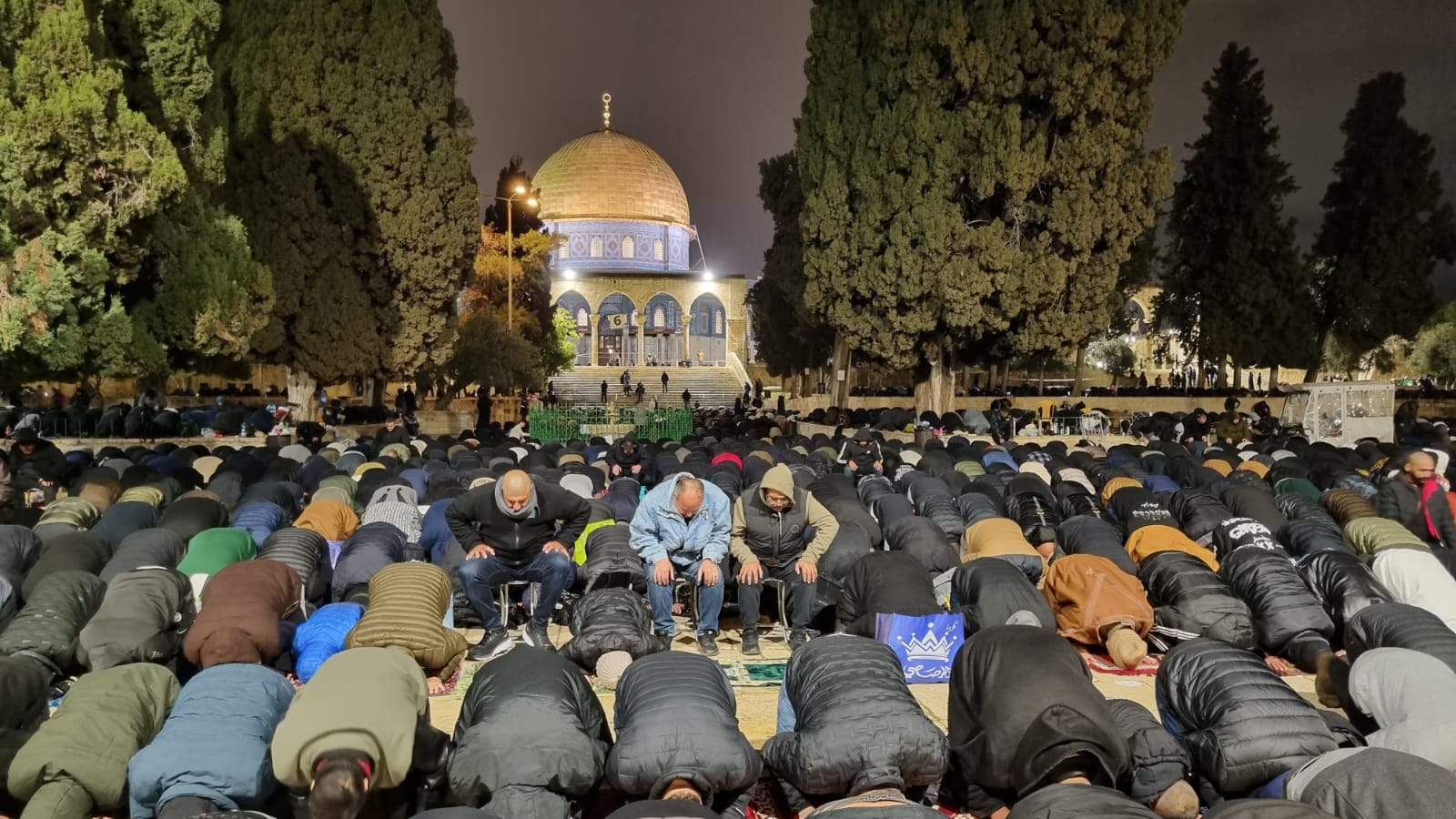 عشرات الآلاف يؤدون العشاء والتراويح في “الأقصى” بالقدس المحتلة