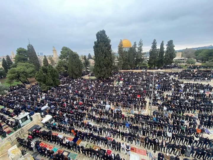 90 ألف مصل يؤدون صلاة الجمعة الأولى من شهر رمضان في الأقصى