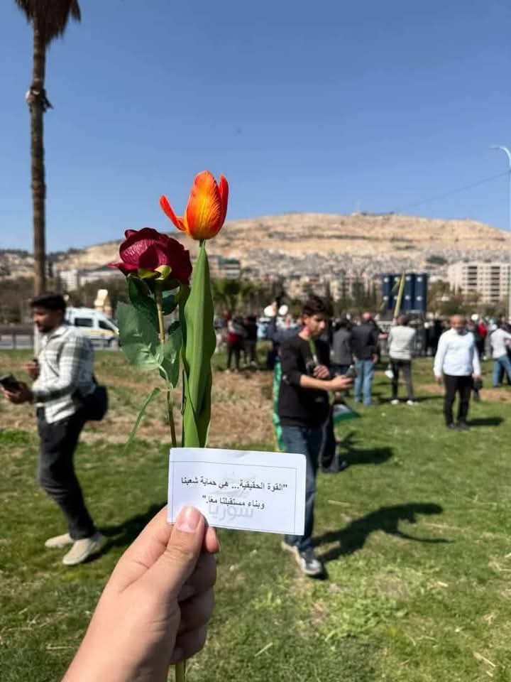 السلام يُحلّق في سماء دمشق.. ذات المروحيات، ولكن رسالة جديدة.. ورد بدل الـرصـاص، سلام بدل الـدمار