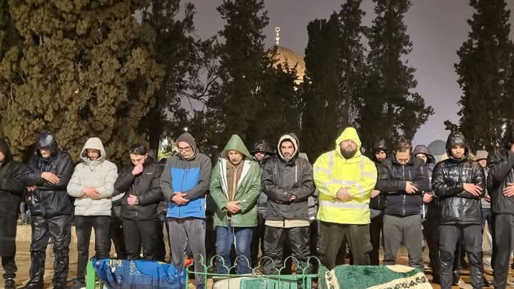 آلاف المصلين يؤدون صلاة العشاء والتراويح في اليوم العشرين من شهر رمضان المبارك