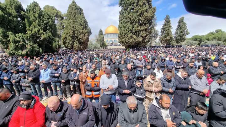 80 الفا ادو صلاة الجمعة الثالثة من شهر رمضان المبارك في رحاب المسجد الأقصى المبارك
