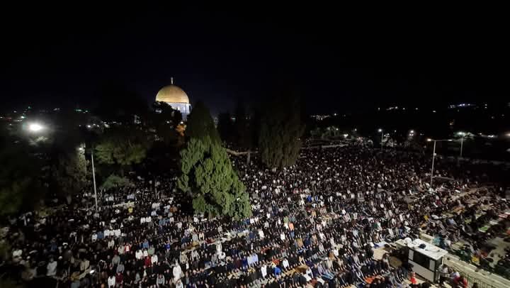 صور : 180 ألف مصل يؤدون العشاء والتراويح في المسجد الأقصى المبارك بالقدس المحتلة