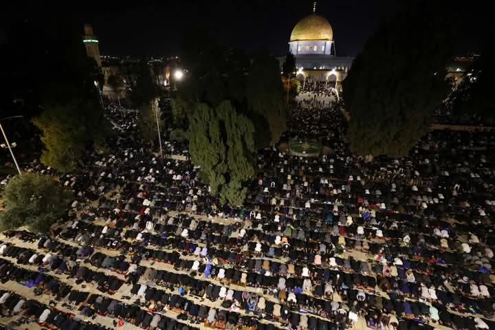 70 ألفا يؤدون صلاتي العشاء والتراويح في المسجد الأقصى المبارك بالقدس المحتلة