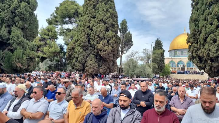 صور : أدى نحو 75 الف مصل صلاة الجمعة الآخيرة من شهر رمضان المبارك في رحاب المسجد الأقصى المبارك