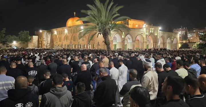 أدى نحو 100 ألف مصلٍّ صلاة العشاء والتراويح وختم القرآن في المسجد الأقصى ليلة 28 رمضان