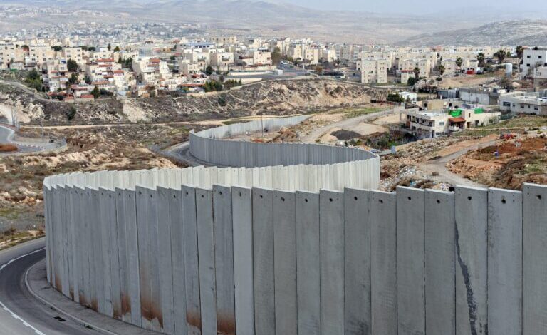 حكومة الاحتلال تسطو على أموال المقاصة لتمويل بناء طرق فصل عنصري في محيط القدس