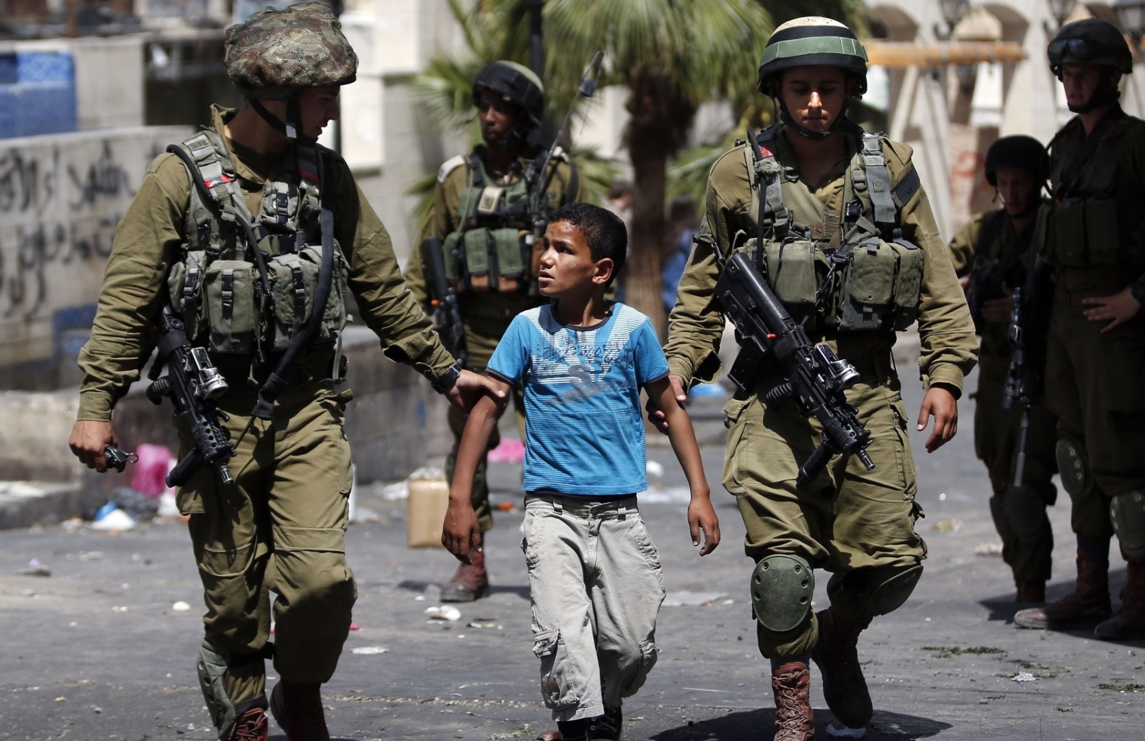 في يوم الطفل الفلسطيني.. 350 طفلا معتقلاً لدى الاحتلال