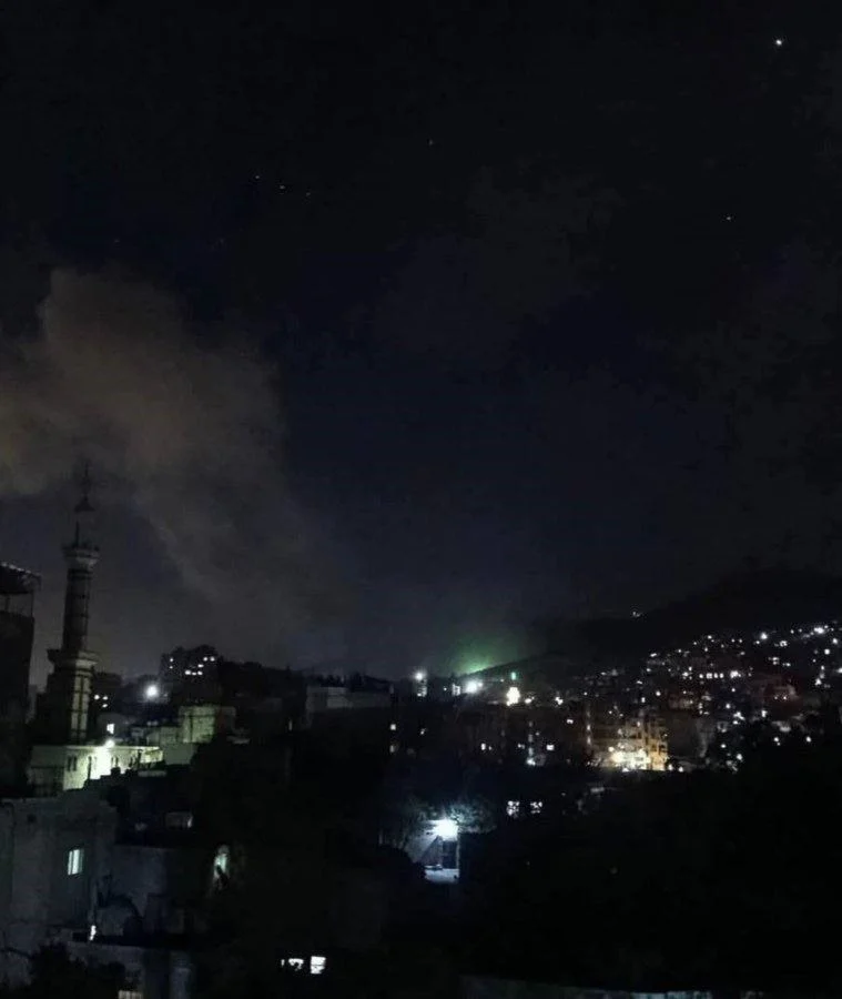 سوريا: الاحتلال الإسرائيلي يشن عدواناً على دمشق وحمص وحماة