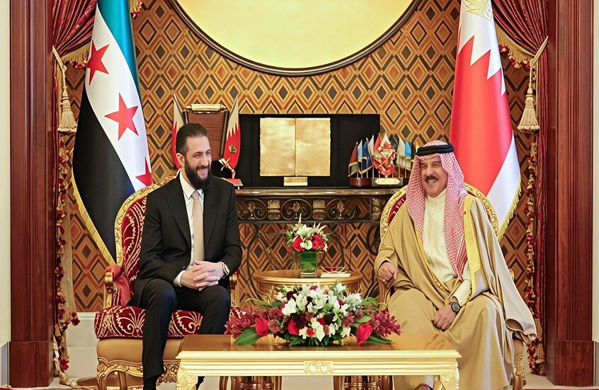ملك البحرين يستقبل الشرع في أول زيارة رسمية له إلى المملكة (صور)
