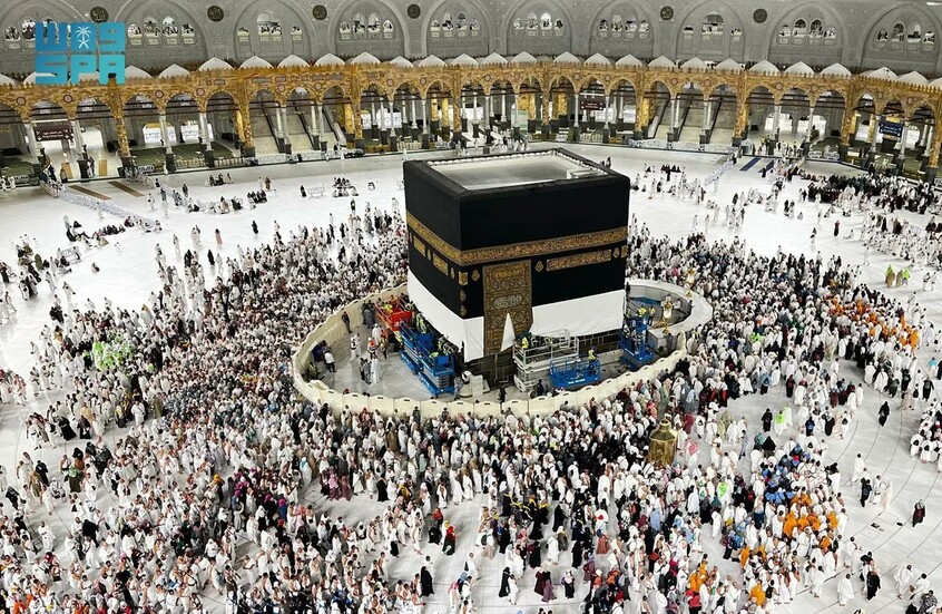 السعودية.. رفع كسوة الكعبة استعدادا لموسم الحج