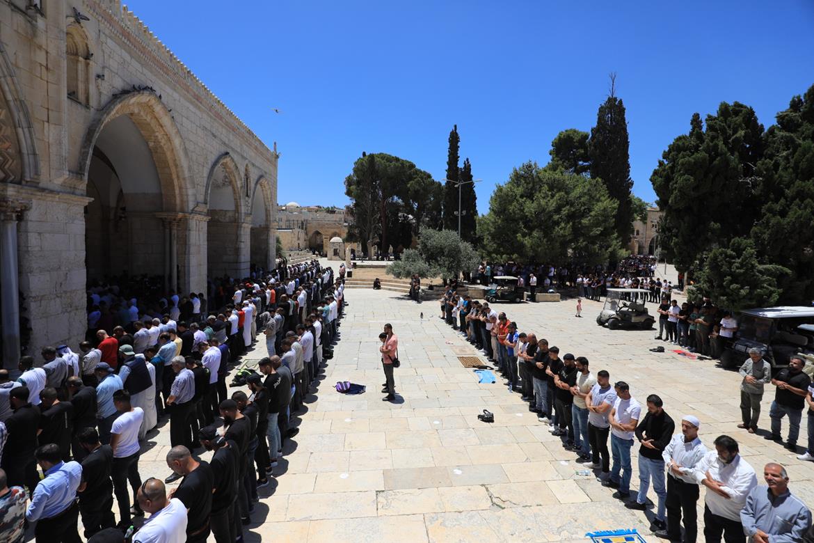 45 ألفا يؤدون صلاة الجمعة في المسجد الأقصى
