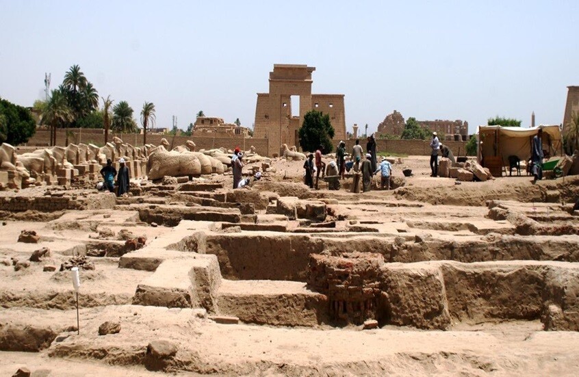 مصر.. نقوش تكشف أسرارا جديدة في الكرنك والعثور على آثار بمنطقتين في الأقصر