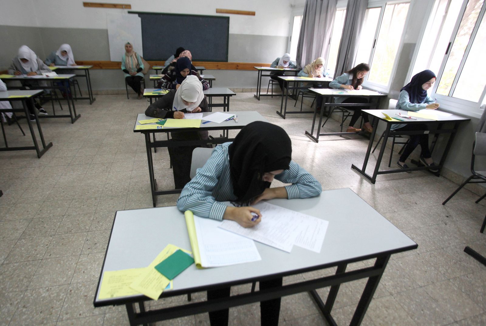 “التربية”: تأجيل انطلاق امتحانات الثانوية العامة للقاعات داخل الجدار في القدس إلى الاثنين المقبل