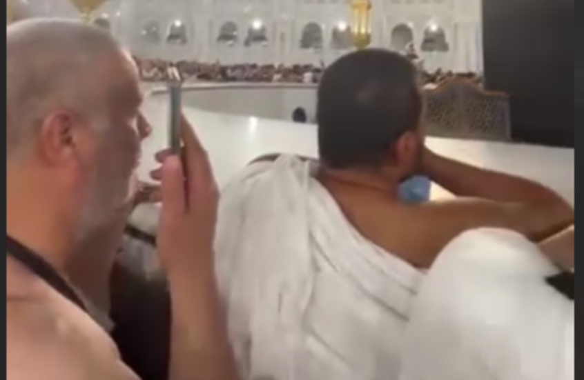 قبالة الكعبة.. حاج مصري يهدد مديونا له بالدعاء عليه