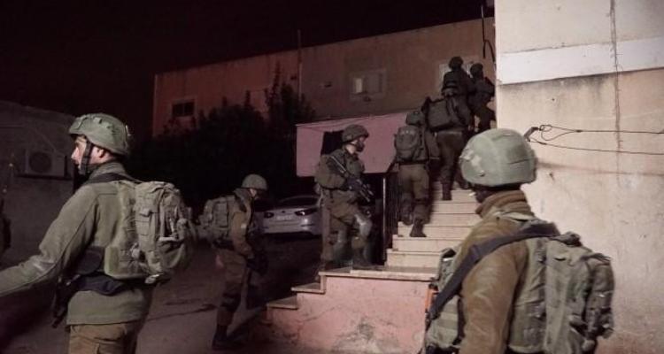 الاحتلال يشن حملة اعتقالات واسعة في علار وصيدا شمال طولكرم