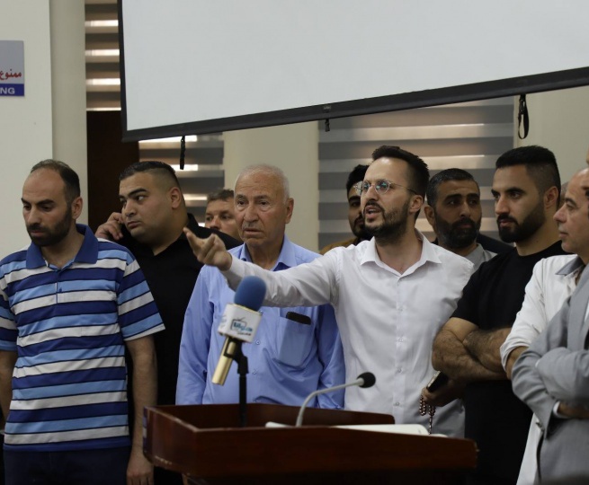 تجار الخليل يلوّحون بالإضراب الشامل ويطالبون باستقالة الحكومة