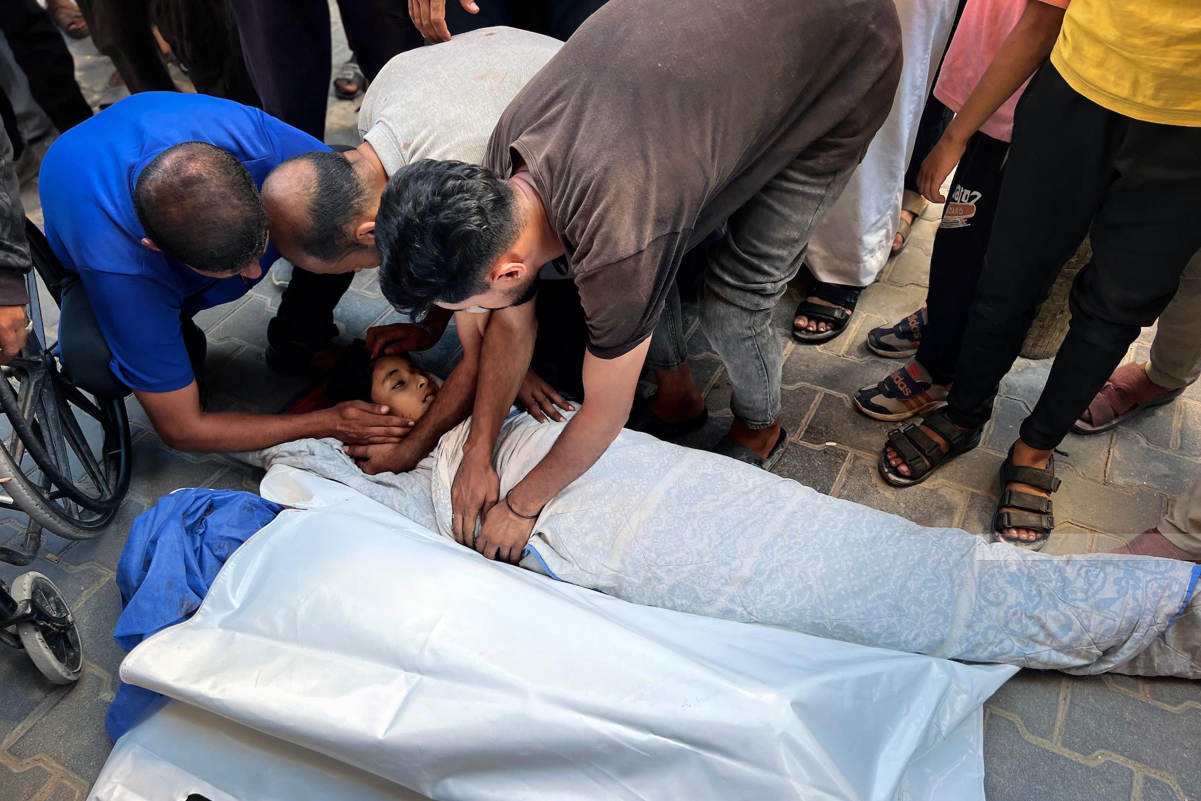 24 شهيدًا في مجزرتين جديدتين ارتكبهما الاحتلال في غزة وسط عجز عن انتشال الضحايا