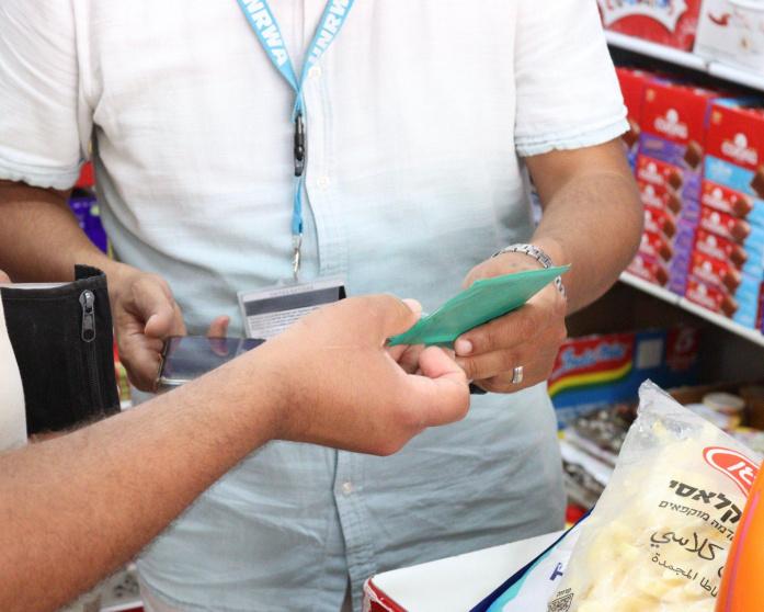 الأونروا تواصل تقديم المساعدات النقدية للأسر النازحة والمتضررة في الضفة الغربية