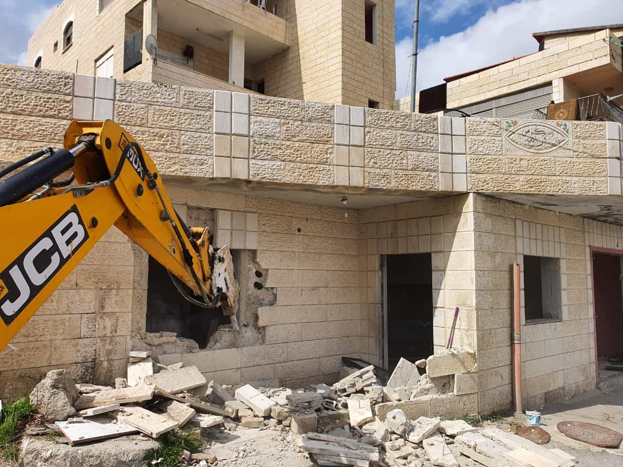 الاحتلال يُجبر ثلاثة مواطنين مقدسيين على تفريغ منازلهم تمهيدا لهدمها ذاتيا