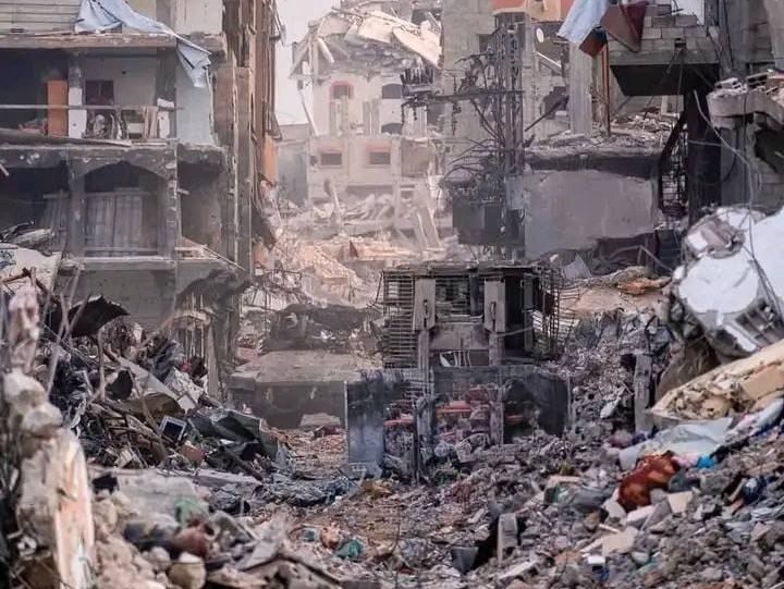 12 شهيدا بينهم طبيب باستهداف الاحتلال سوقا شعبيا بحي الدرج في مدينة غزة